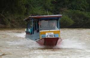 Une pirogue à moteur remonte la Nam Ou (Laos)