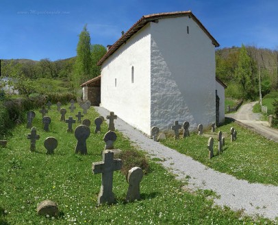 Chapelle Saint Cyprien (XVIIe) et cimetière basque d'Azkonbegi (Ascombegui) aux stèles discoïdales fort anciennes (XIIIe siècle)